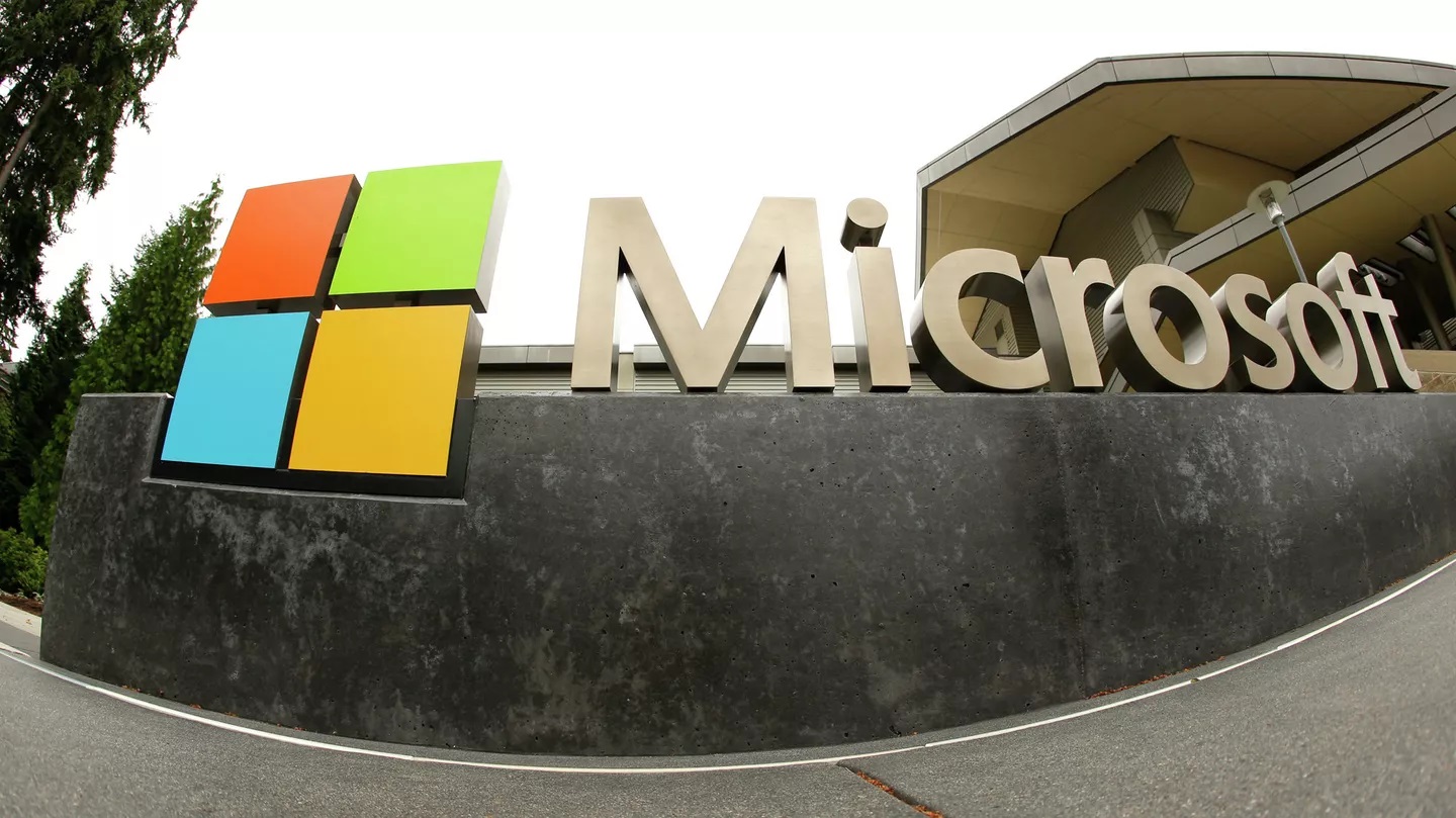 Microsoft пытается сохранить присутствие на российском рынке.