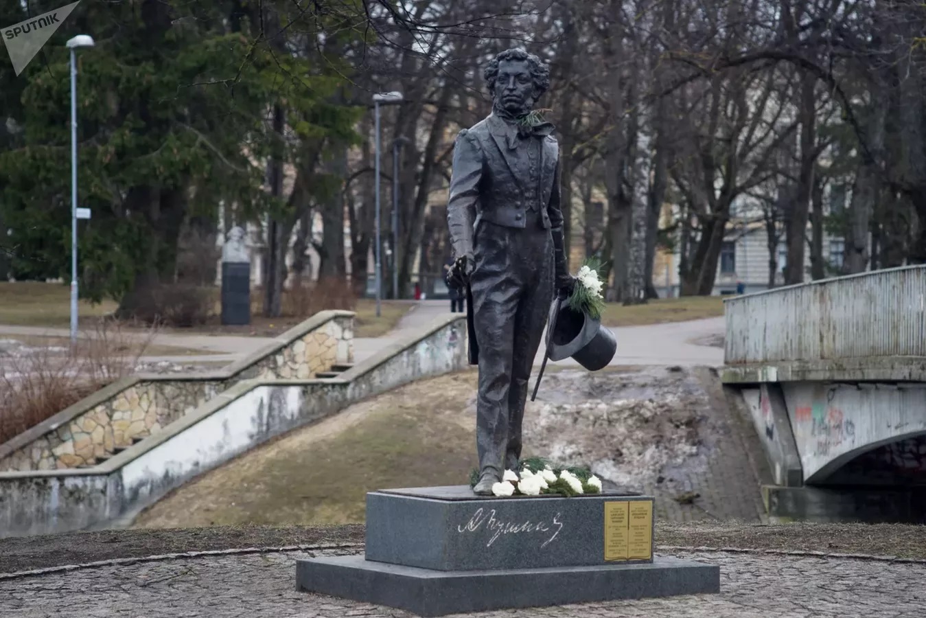 Примаков назвал решение властей Риги снести памятник Пушкину маразмом