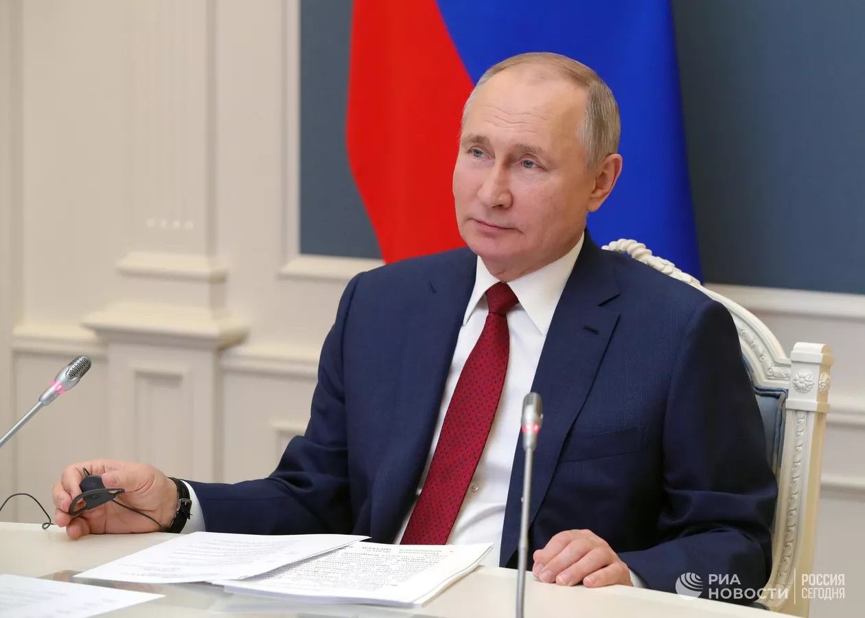 Путин поручил перенести День молодежи на последнюю субботу июня