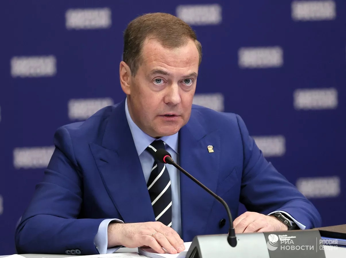 Медведев поздравил генсека компартии Вьетнама с успешным развитием страны