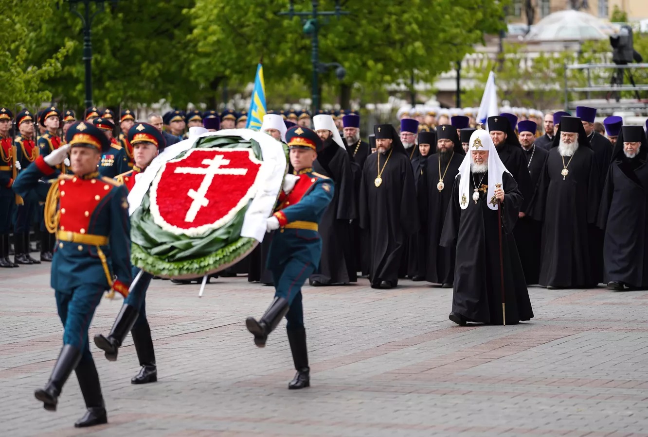 Патриарх Кирилл возложил венок к Могиле Неизвестного Солдата в Москве