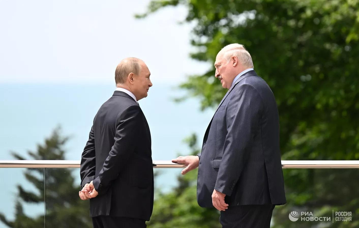 Путин и Лукашенко начали встречу в неформальной обстановке